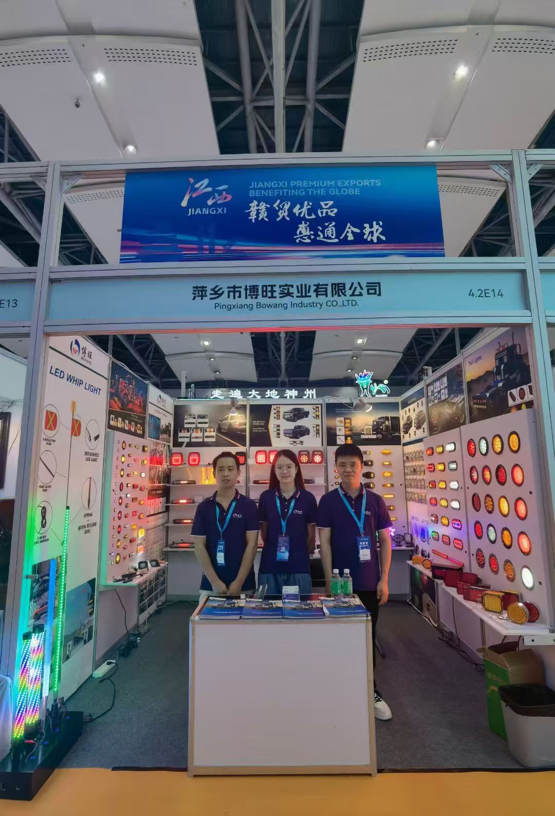 F&aacute;brica de luzes de carros, empresa, fabricante, fabricada na China, luz traseira, luz de trabalho, luz lateral, luz do caminh&atilde;o