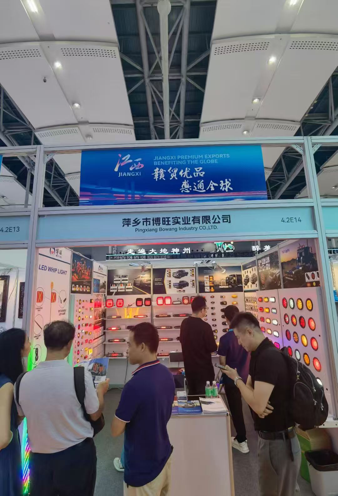 F&aacute;brica de luzes de carros, empresa, fabricante, fabricada na China, luz traseira, luz de trabalho, luz lateral, luz de caminh&atilde;o, luz do carro