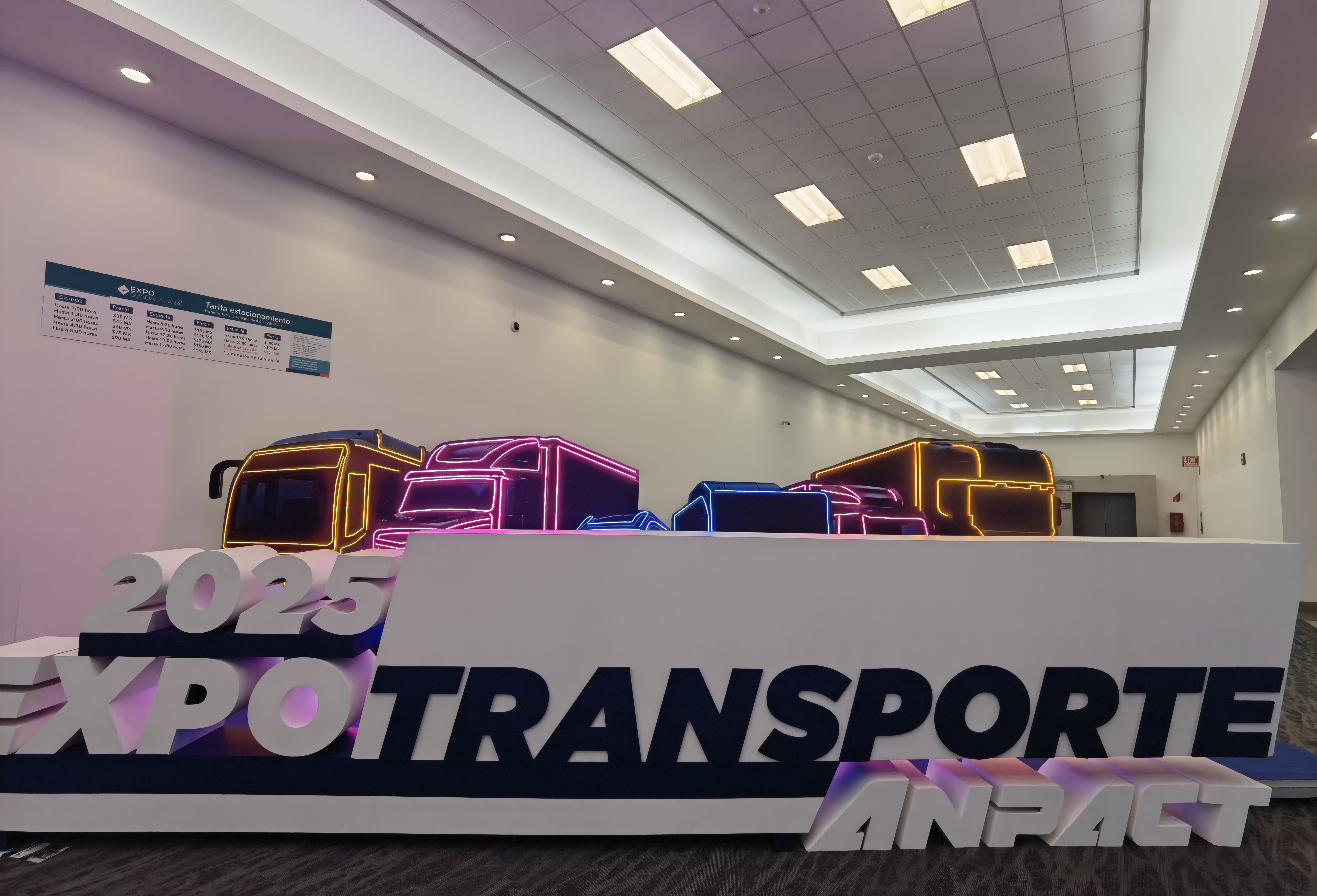 F&aacute;brica de luzes automotivas, empresa, fabricante, fabricada na China, luz traseira, luz de trabalho, luz lateral, luz de caminh&atilde;o